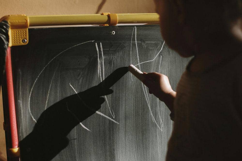 Anak belajar menulis