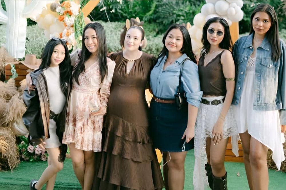 Boots or Bows? Intip Serunya Gender Reveal Anak Pertama Chelsea Islan! 1.jpg