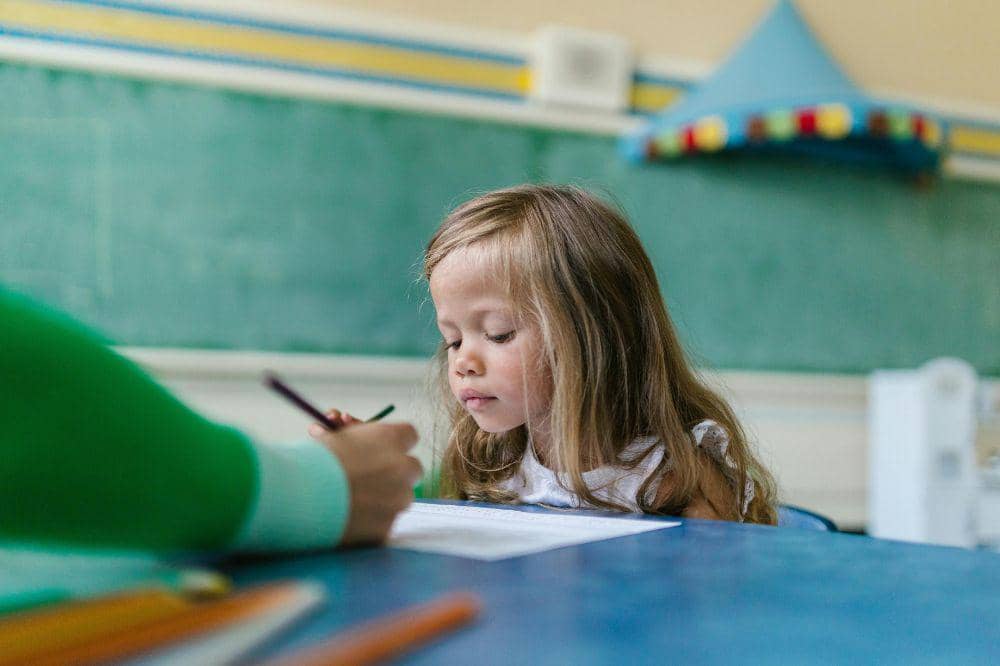 Anak dibantu sepenuhnya saat menulis