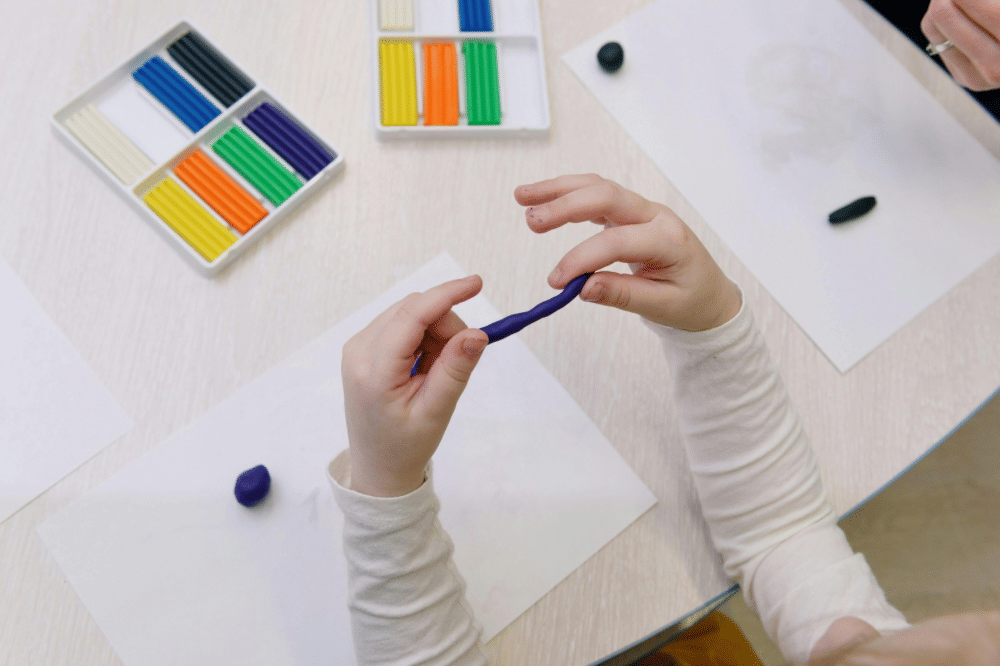 Seorang anak bermain clay