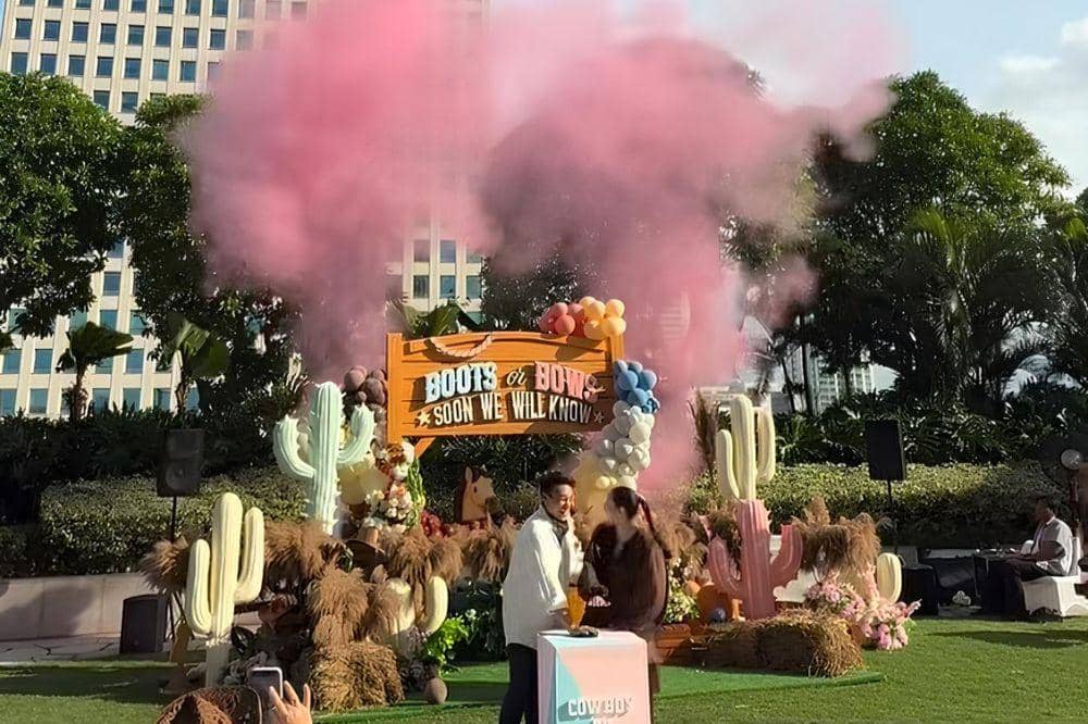 Boots or Bows? Intip Serunya Gender Reveal Anak Pertama Chelsea Islan!