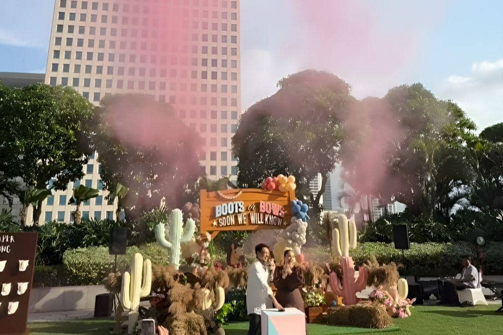 Boots or Bows? Intip Serunya Gender Reveal Anak Pertama Chelsea Islan! 3.jpg