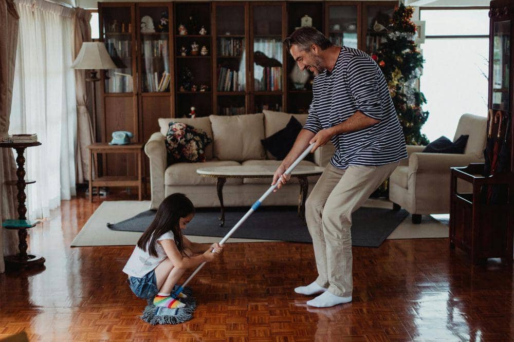 Papa dan anak mengepel lantai