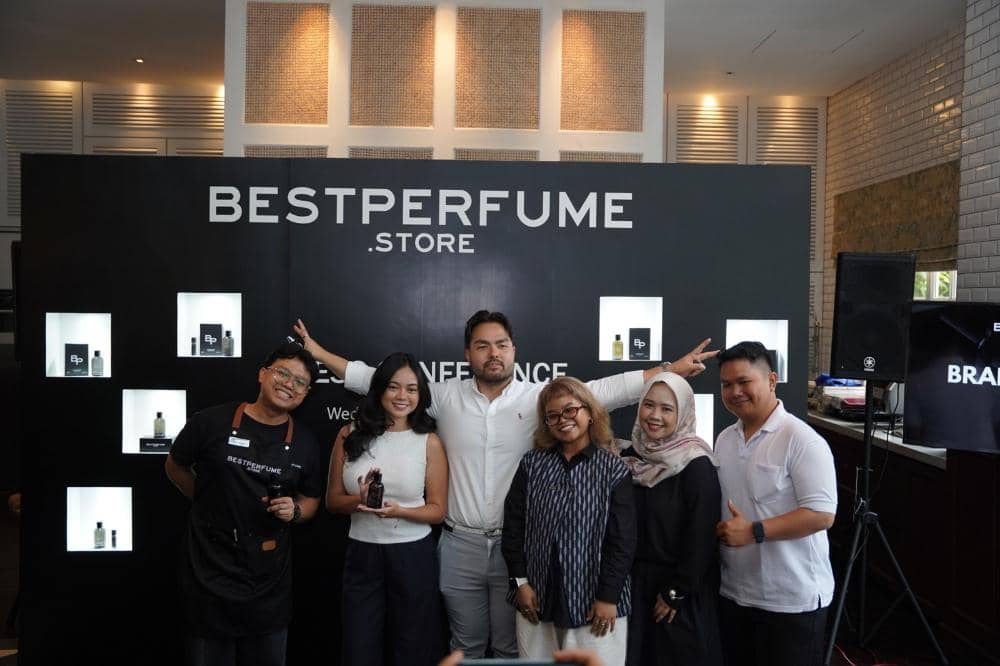 Tips Cocokkan Wangi Parfum dengan Gaya Outfit, Jangan Salah Pilih! 