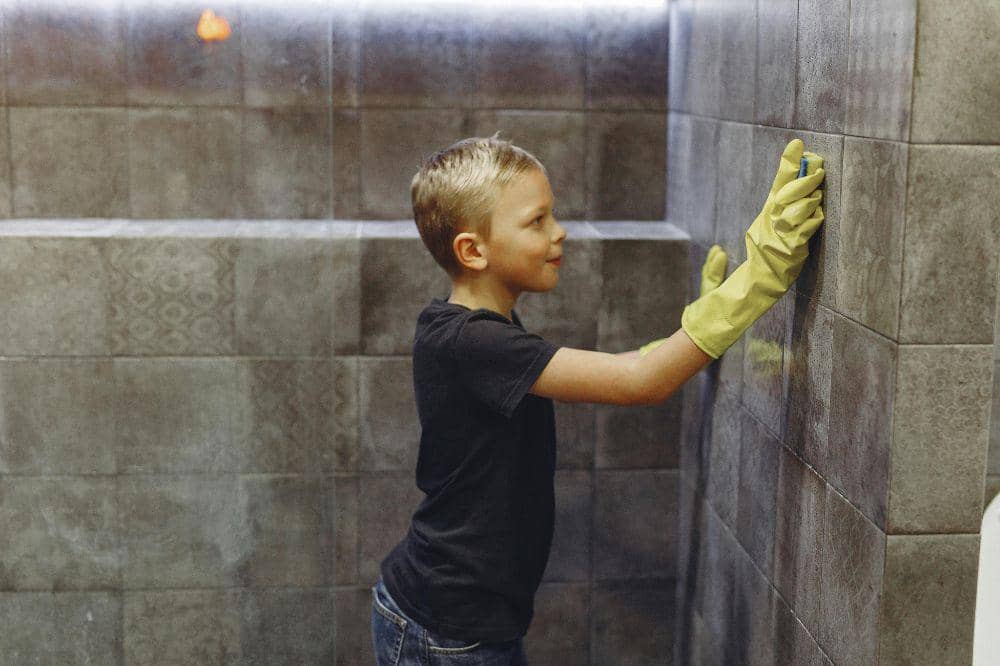 Anak membersihkan tembok