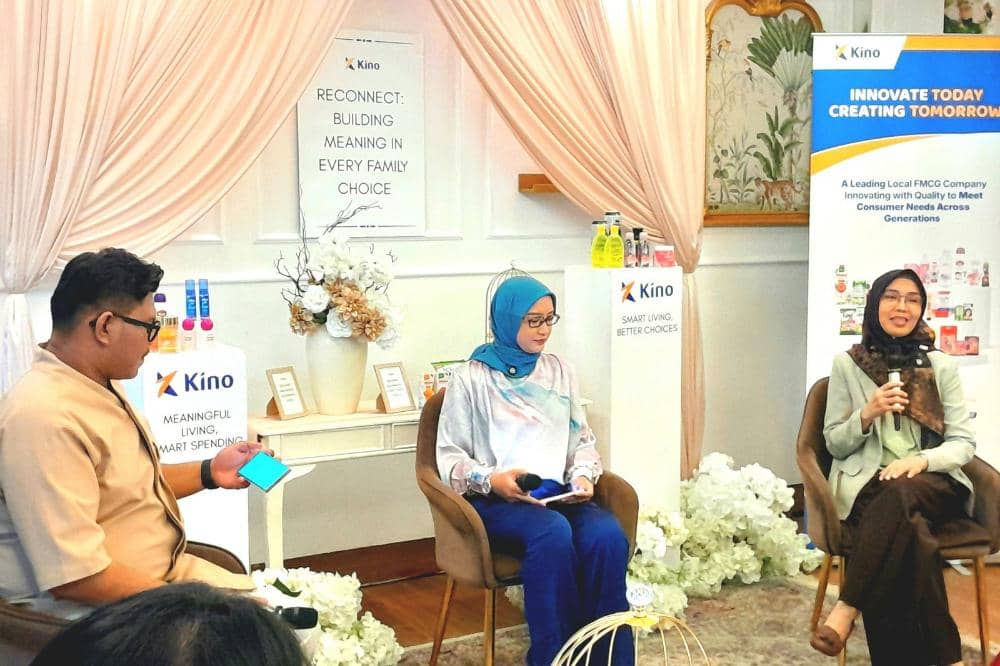 Sesi talkshow oleh Kino bersama Mike Rini dan Arviyane