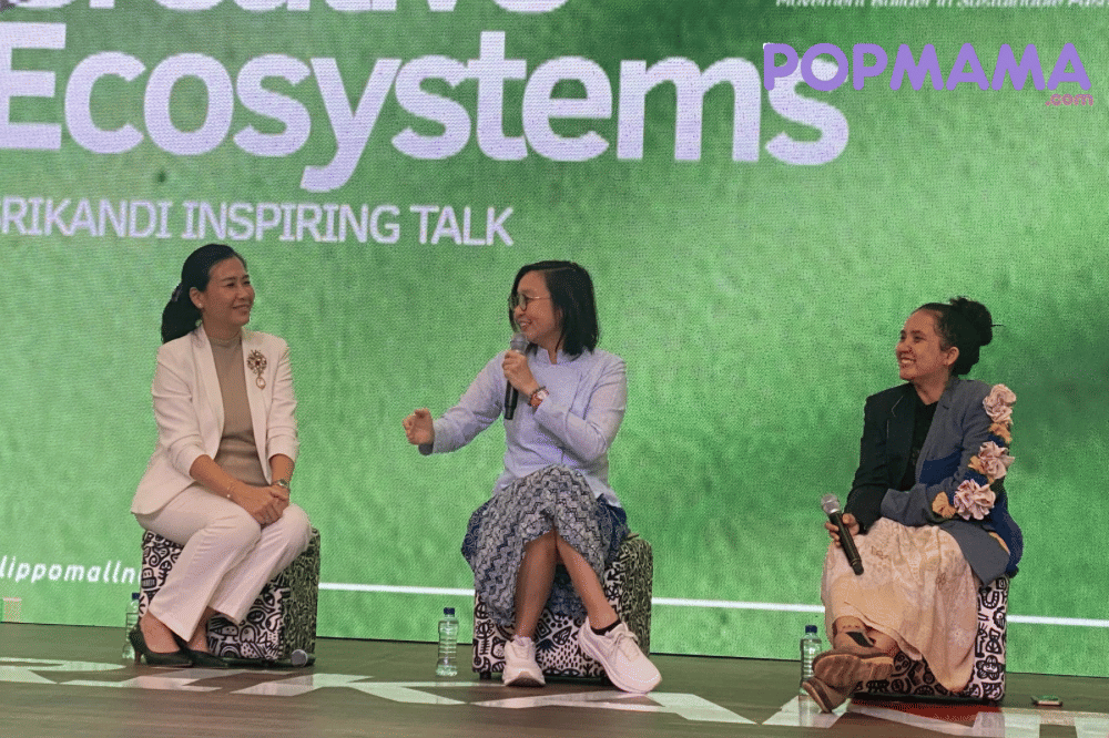 Irene Umar berbicara di atas panggung