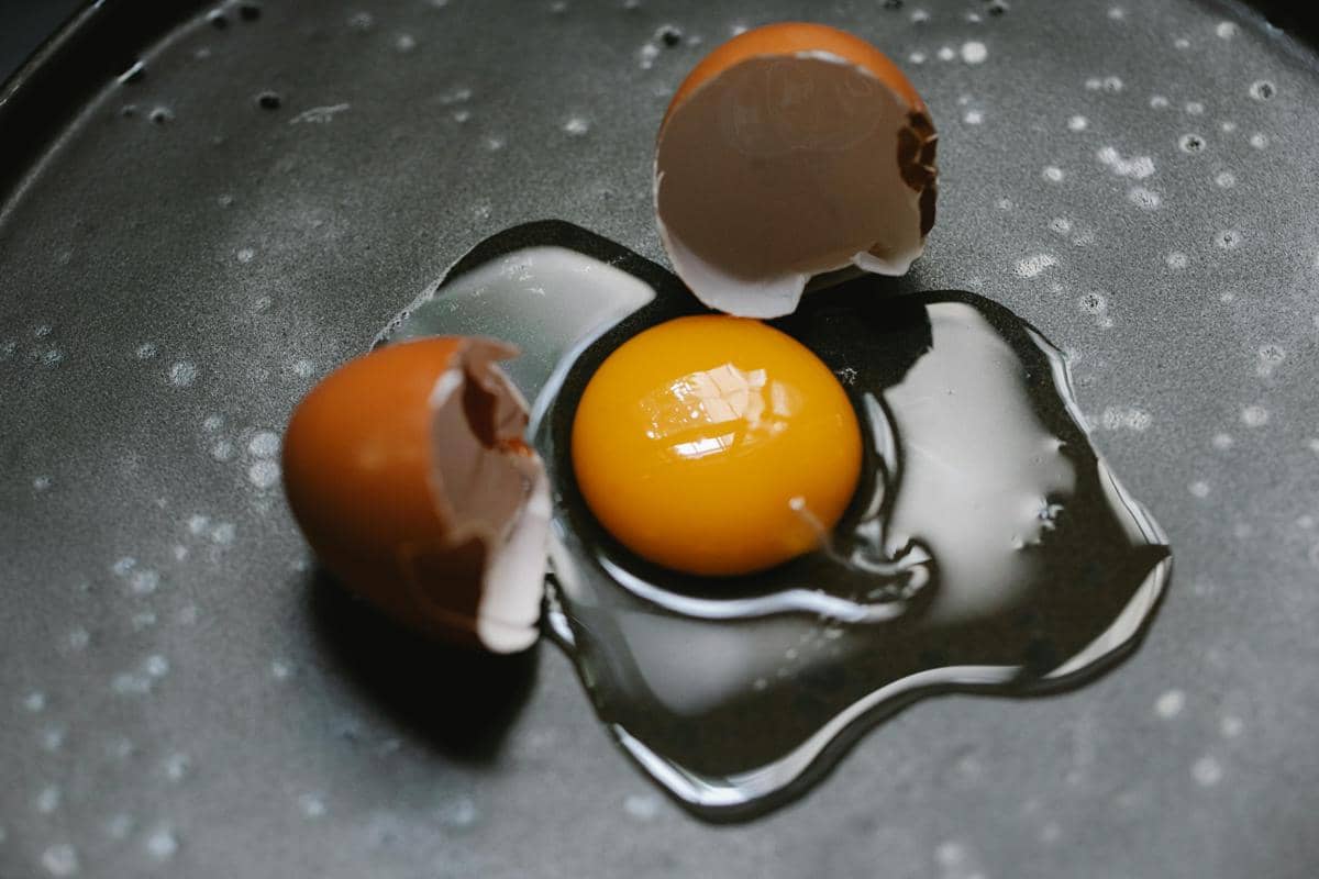 Telur mentah berisiko membawa bakteri Salmonella
