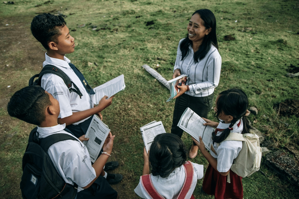 Guru dan murid-murid sedang bercengkrama bersama 