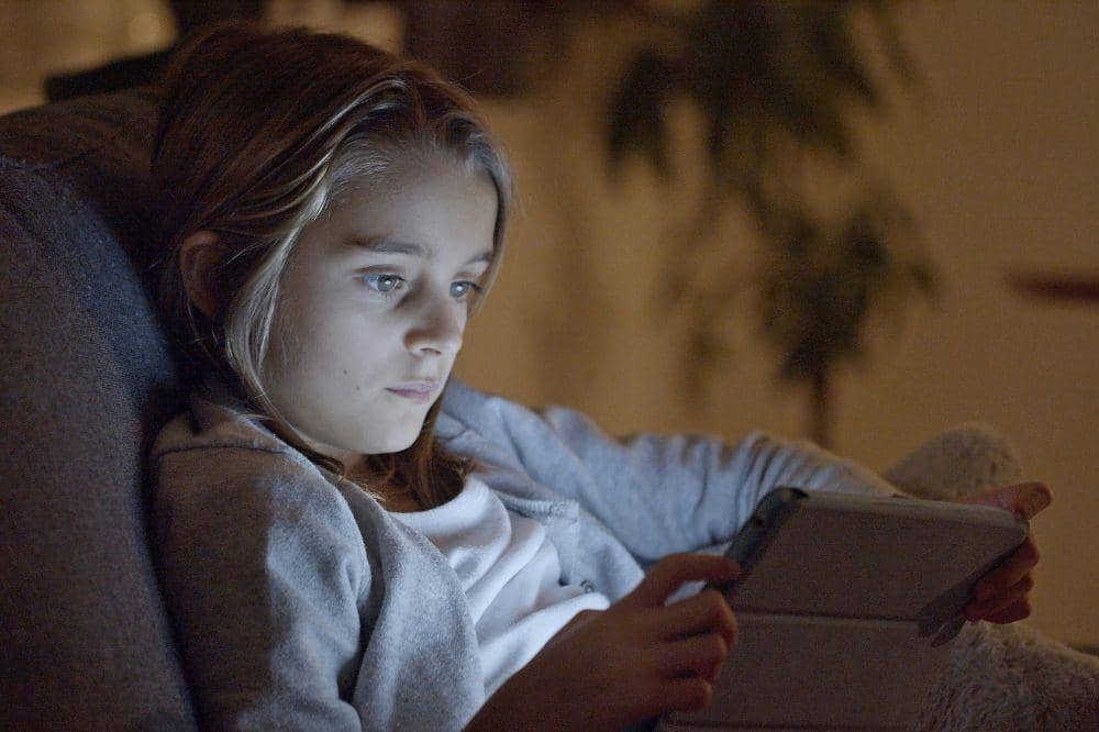 Anak bermain tablet malam hari
