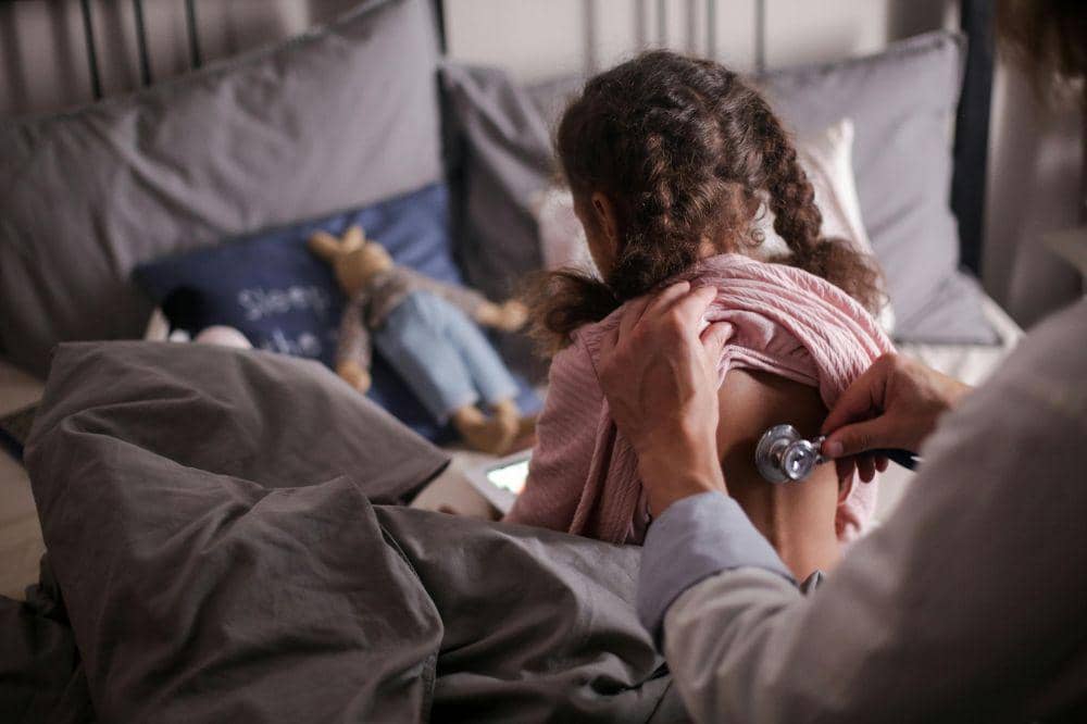 Anak diperiksa oleh dokter