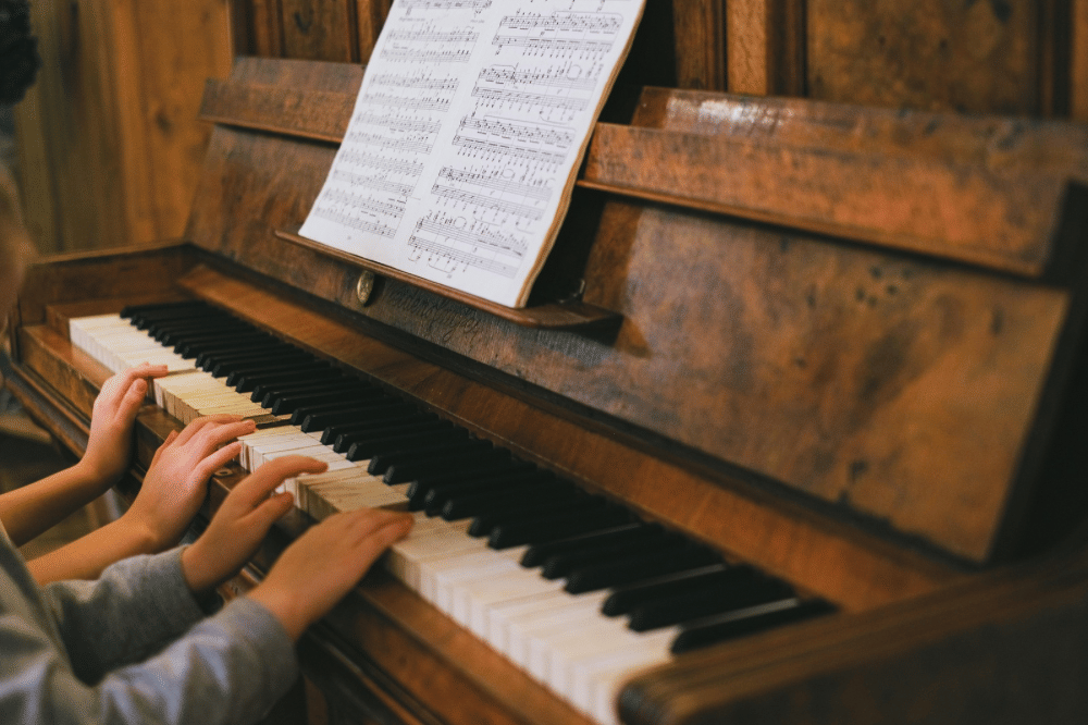 Anak anak bermain piano bersama 
