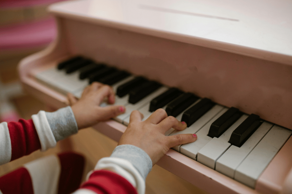 Tangan anak kecil sedang memainkan piano