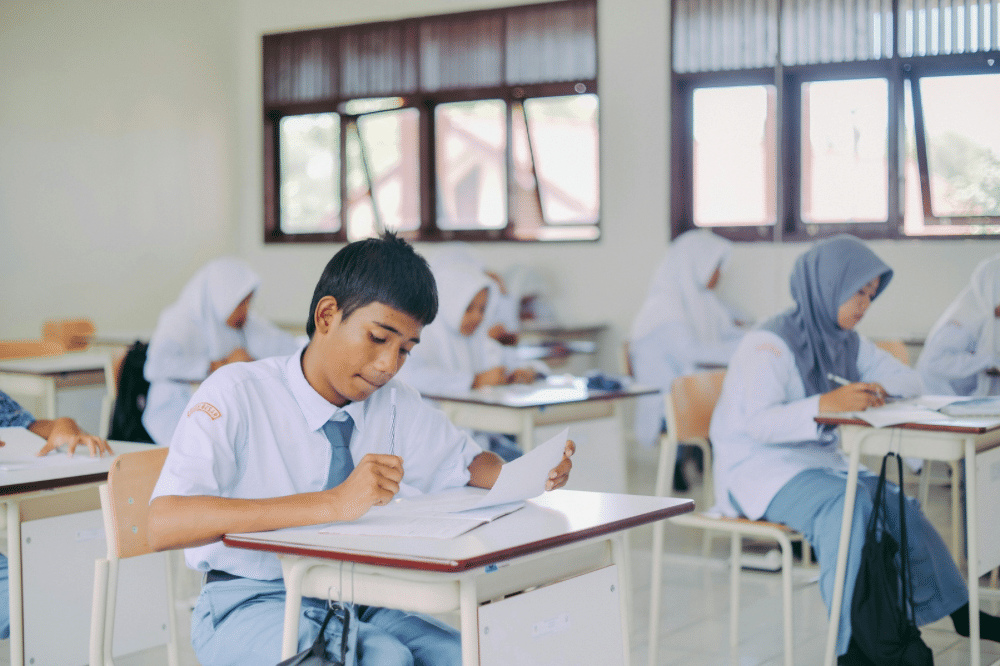 Murid-murid saat mengerjakan tugas di kelas 