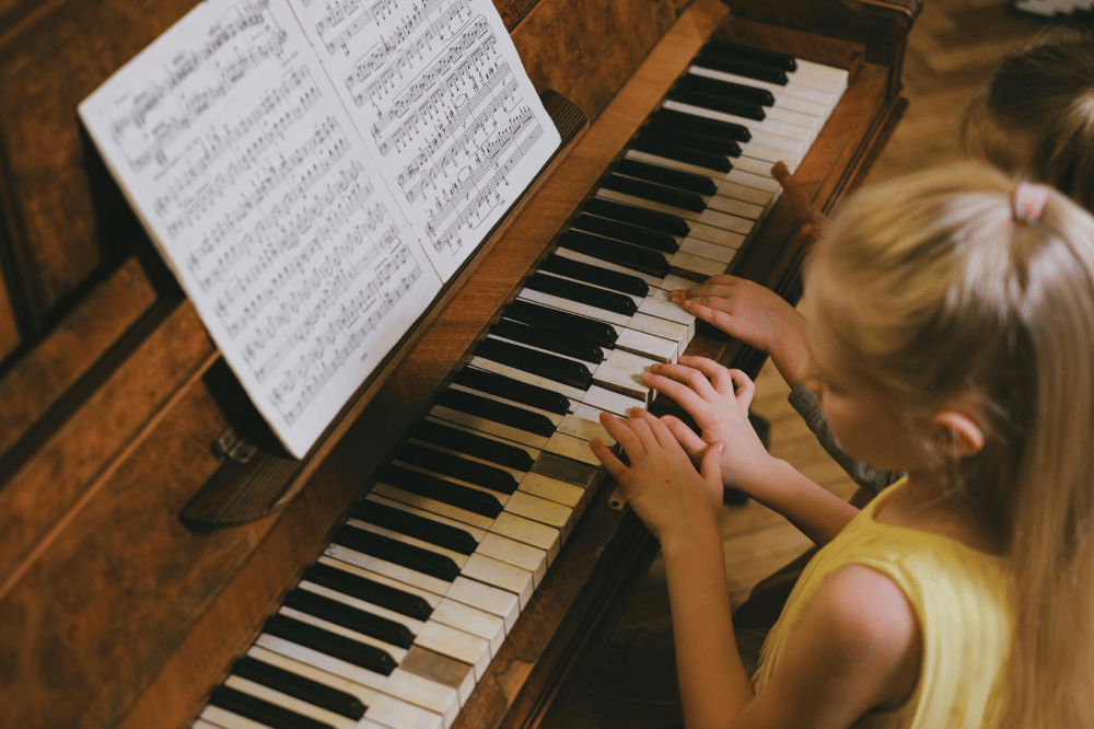 Dua anak bermain piano bersama