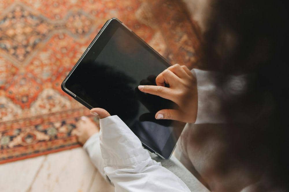 Anak bermain tablet