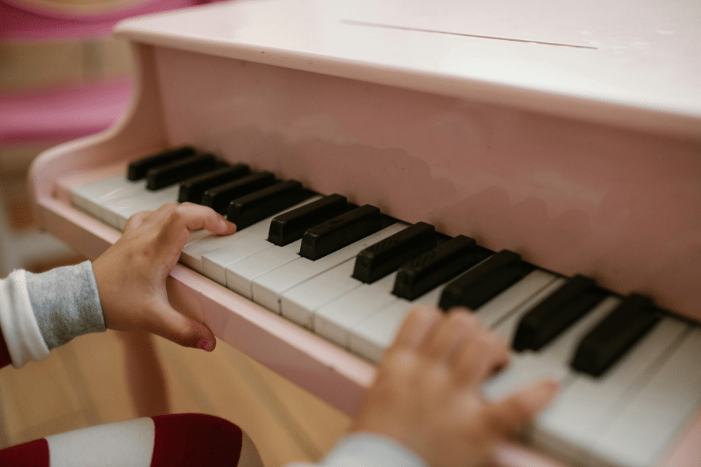 Seorang anak bermain piano 