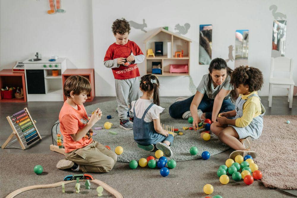 Anak bermain di daycare