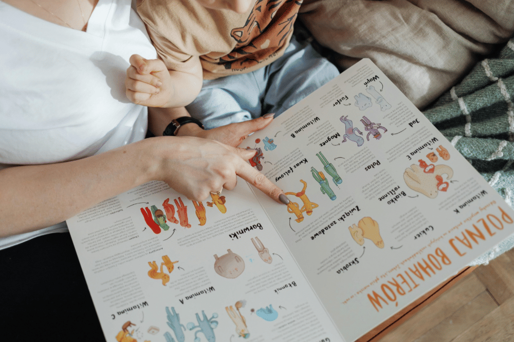 mama dan sang anak membaca buku bersama 