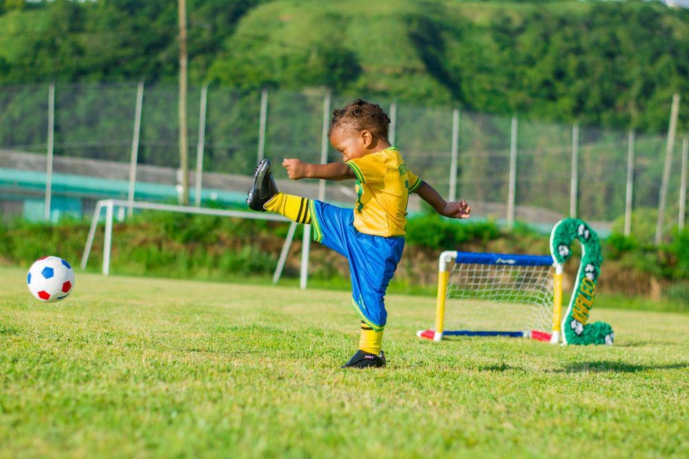 Anak bermain sepak bola