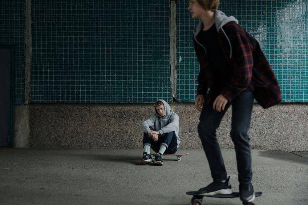 Anak bermain skateboard