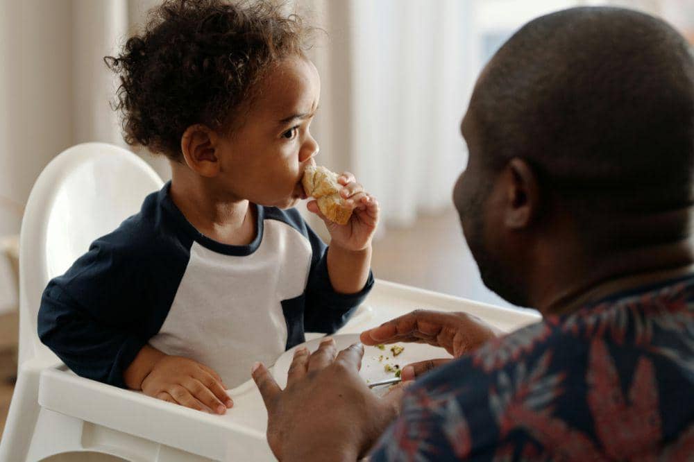 Anak makan bersama Papa