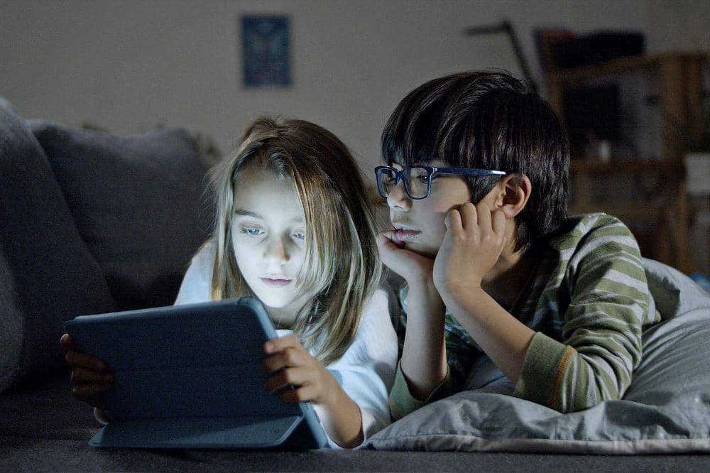 Anak bermain game di tablet