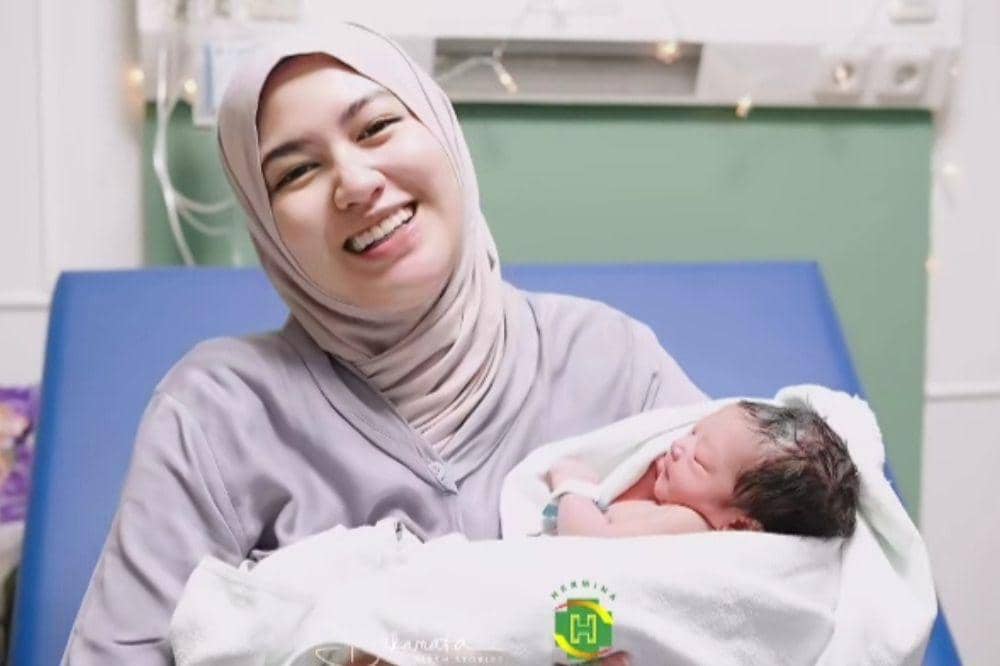 Resmi Jadi Mama! Intip Momen Ochi Rosdiana Melahirkan Anak Pertama 9.jpg