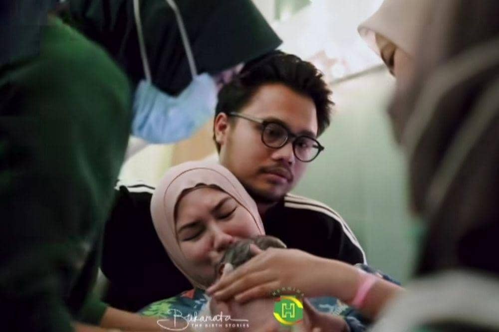Resmi Jadi Mama! Intip Momen Ochi Rosdiana Melahirkan Anak Pertama 7.jpg