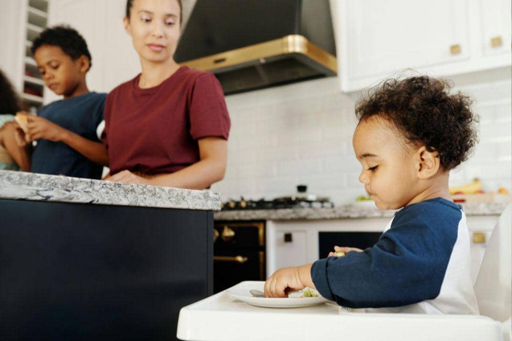 Anak makan bersama keluarganya