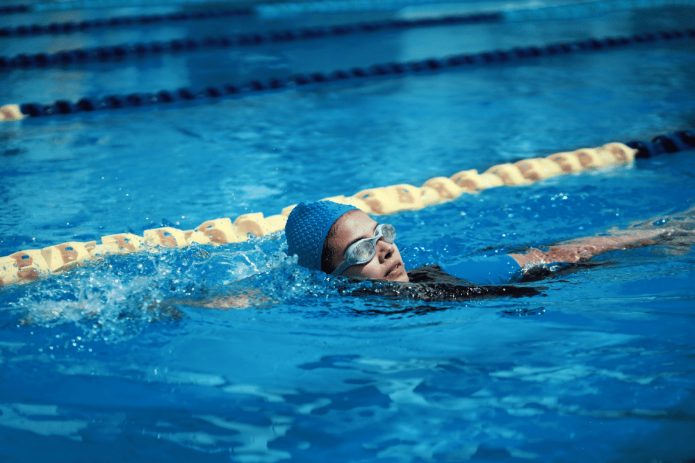 Seorang perenang sedang berenang di kolam renang