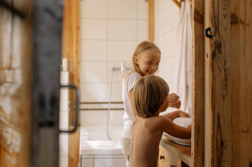 Anak mencuci tangan di kamar mandi