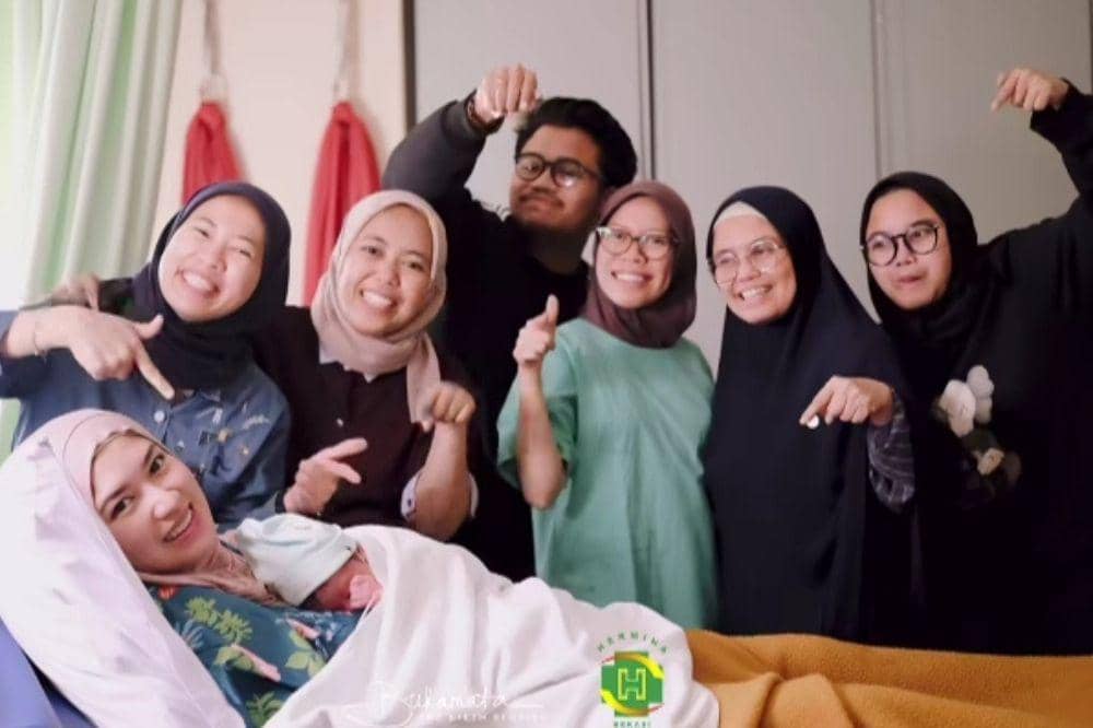 Resmi Jadi Mama! Intip Momen Ochi Rosdiana Melahirkan Anak Pertama 2.jpg