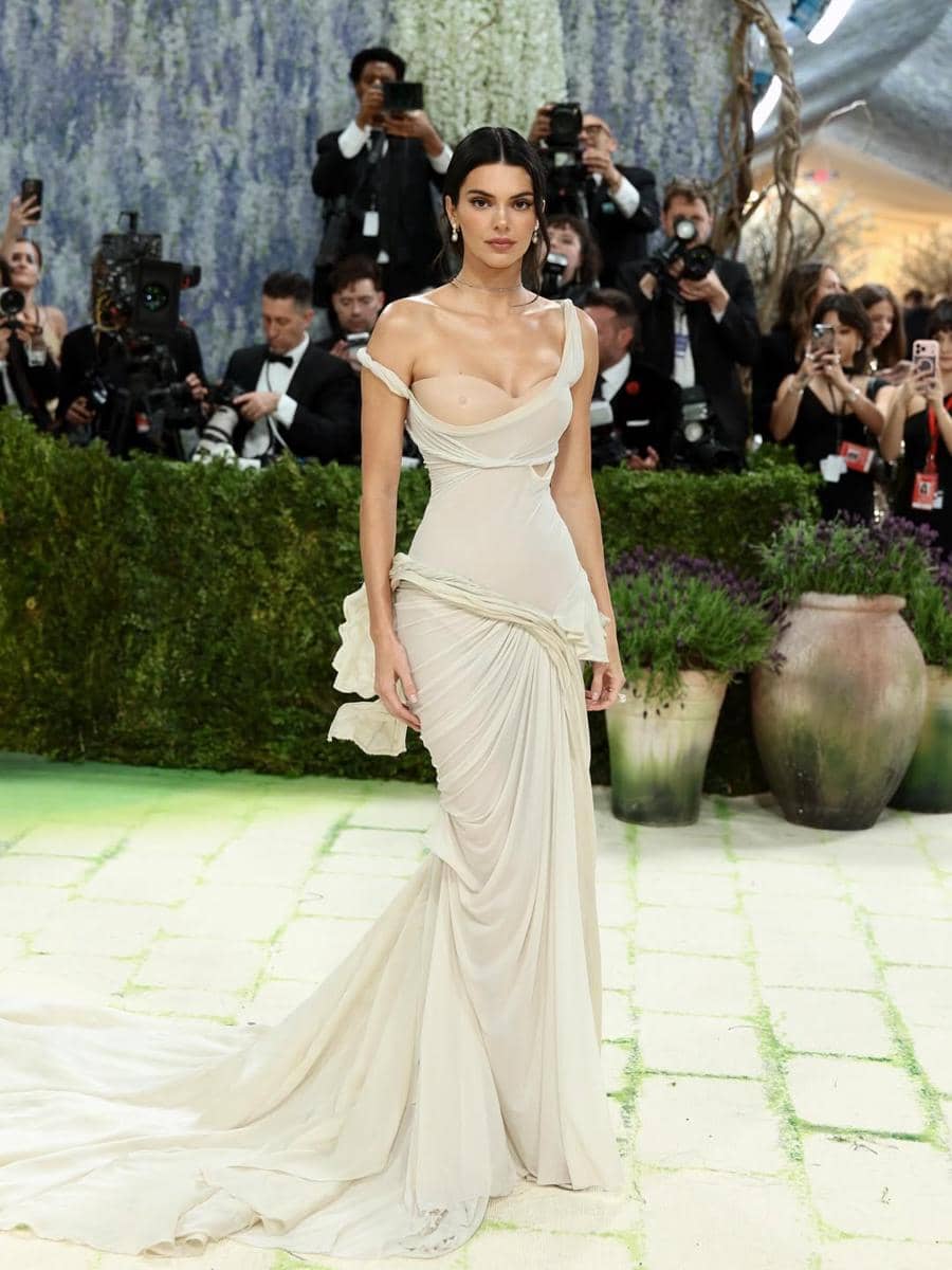 Kendall Jenner mengenakan gaun panjang berwarna krem dengan potongan elegan di acara Met Gala 2026