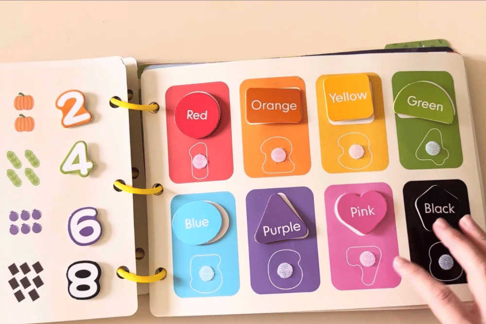 Busy book dengan dengan tema mengenal warna 