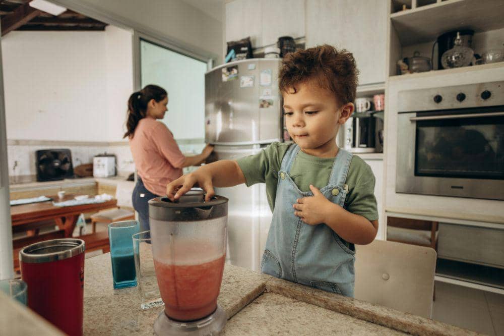 Anak membantu Mama di dapur