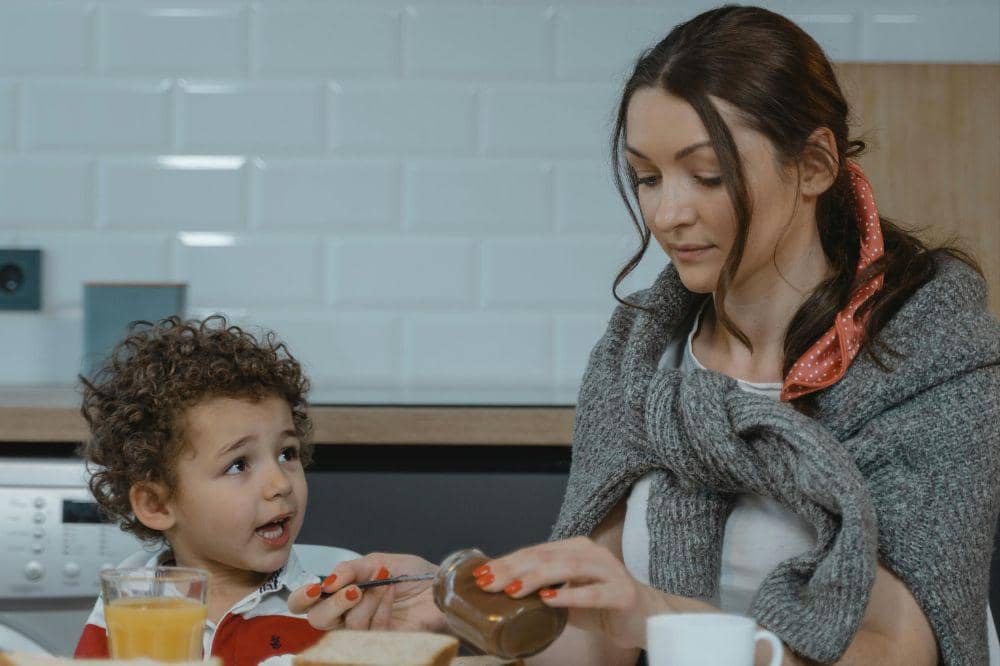 Anak dan Mama makan di meja
