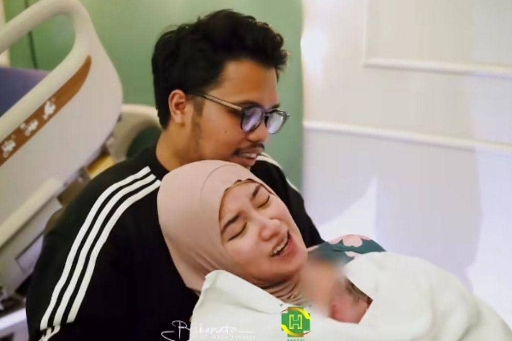 Resmi Jadi Mama! Intip Momen Ochi Rosdiana Melahirkan Anak Pertama 6.jpg