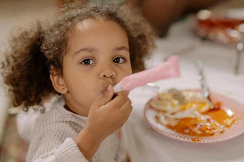Anak sedang makan