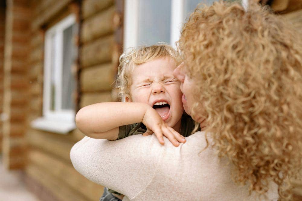 7 Tips Mendidik si Kecil yang Berkemauan Keras, Jangan Dibentak!