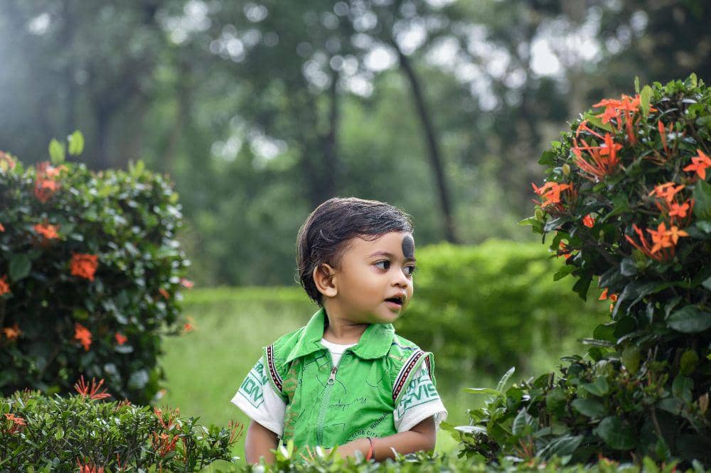 Anak bermain di alam