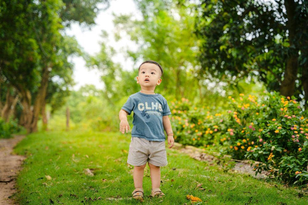 Anak bermain di alam