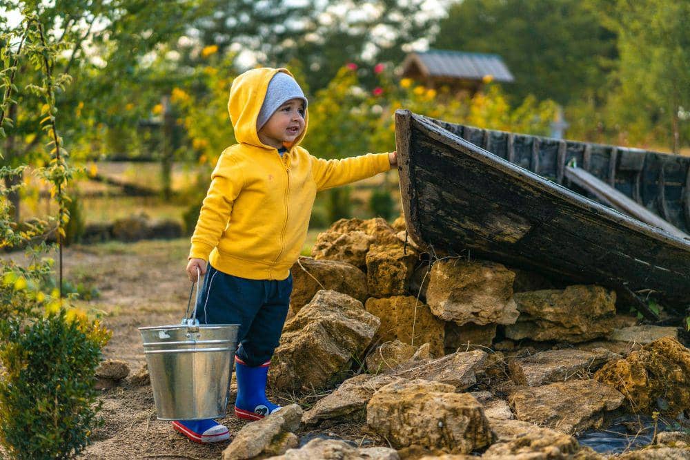 Anak bermain di alam