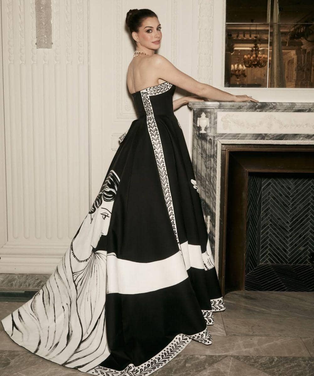 Memukau! Detail Gaun Lukis Anne Hathaway di Met Gala 2026, Artistik Banget! 2.jpg
