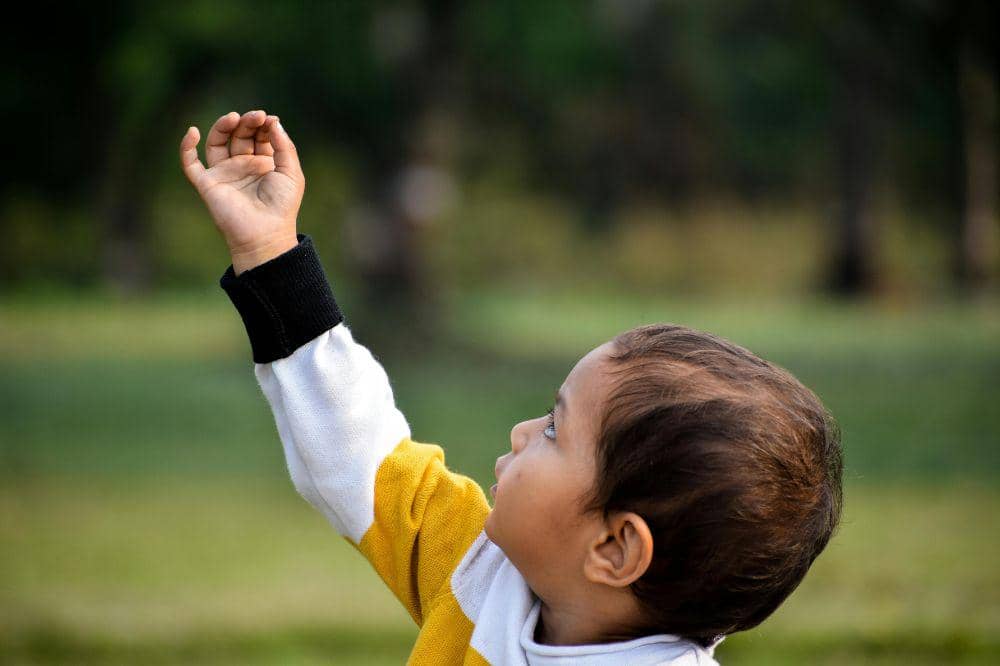 Anak bermain di alam