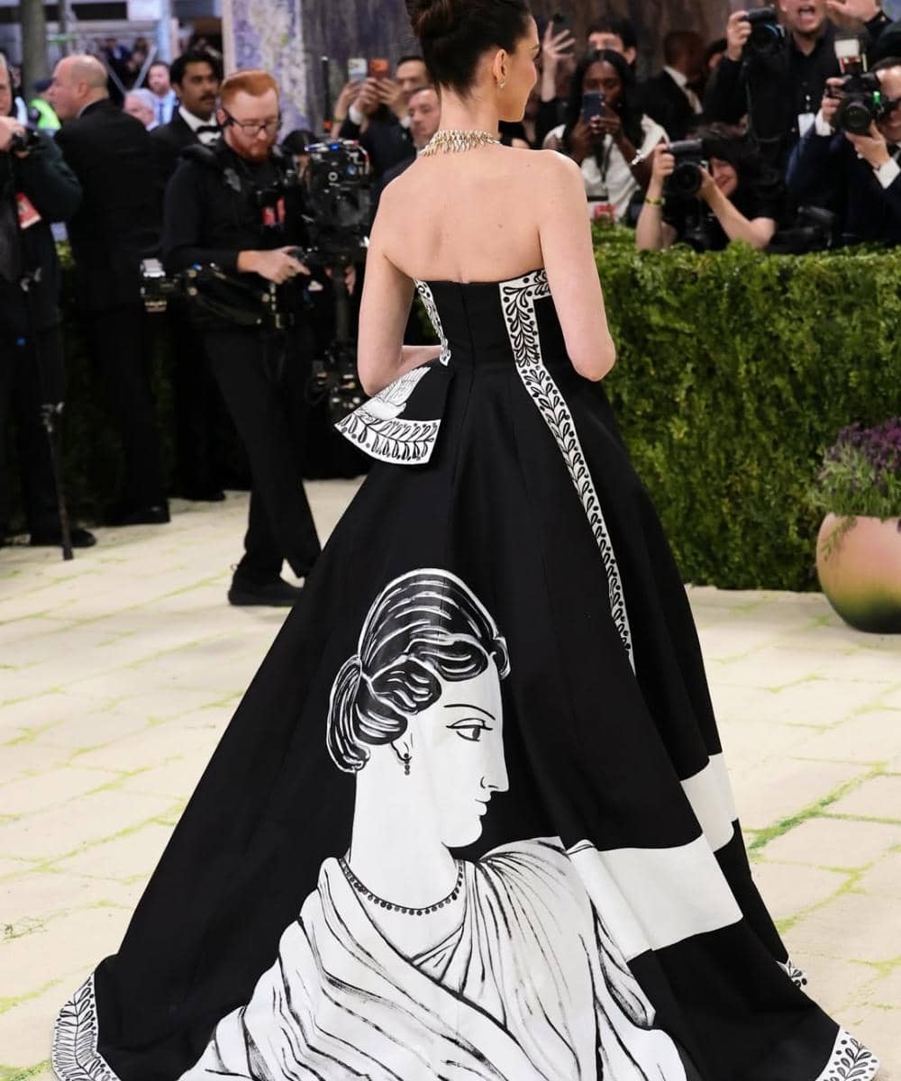 Memukau! Detail Gaun Lukis Anne Hathaway di Met Gala 2026, Artistik Banget! 2.jpg