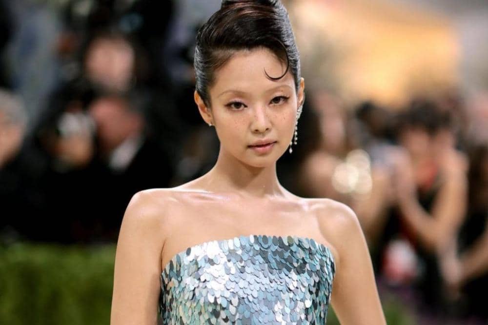 Jennie BLACKPINK Hidupkan Tren Skinny Brows di Met Gala 2026