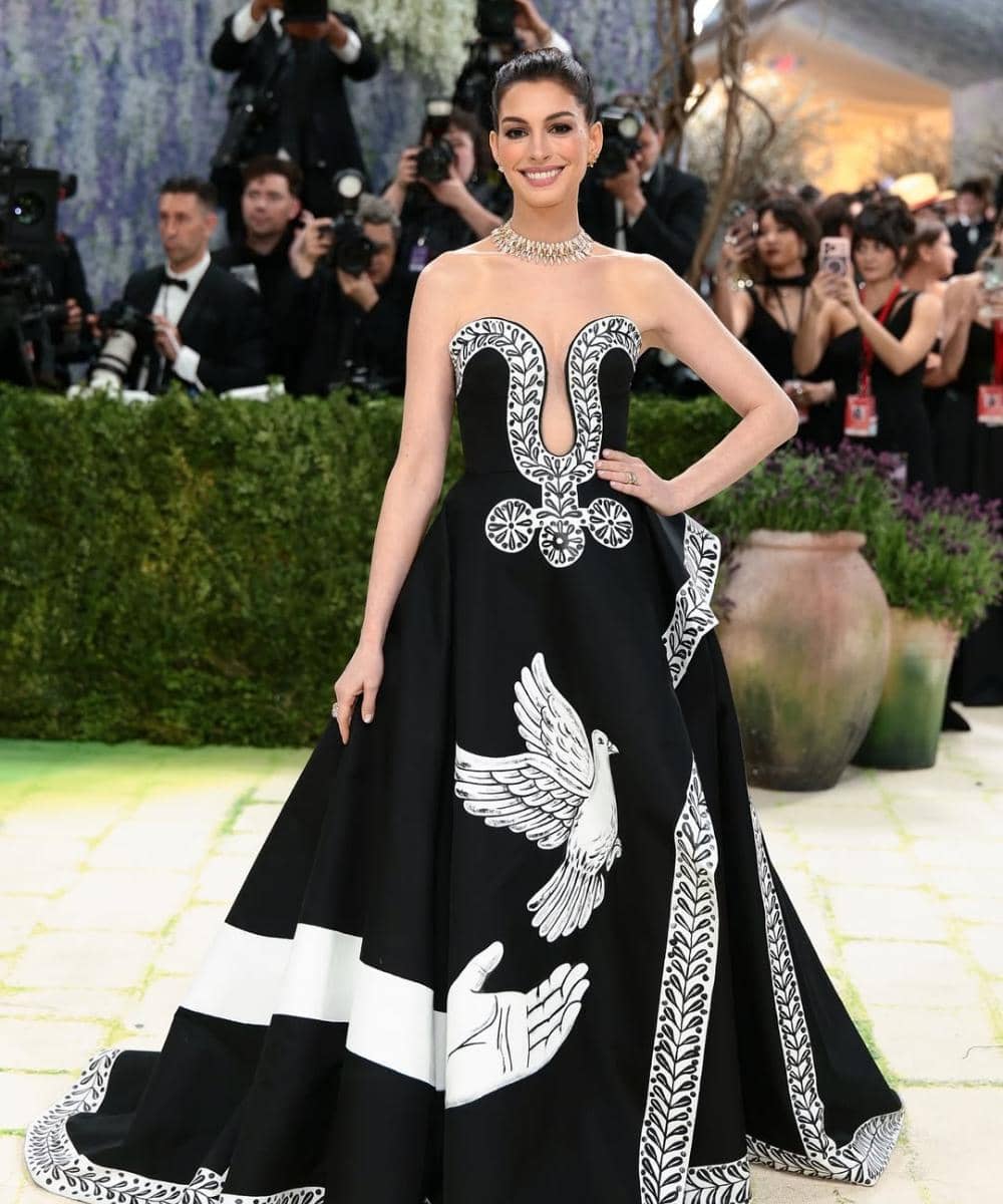 Memukau! Detail Gaun Lukis Anne Hathaway di Met Gala 2026, Artistik Banget! 3 .jpg