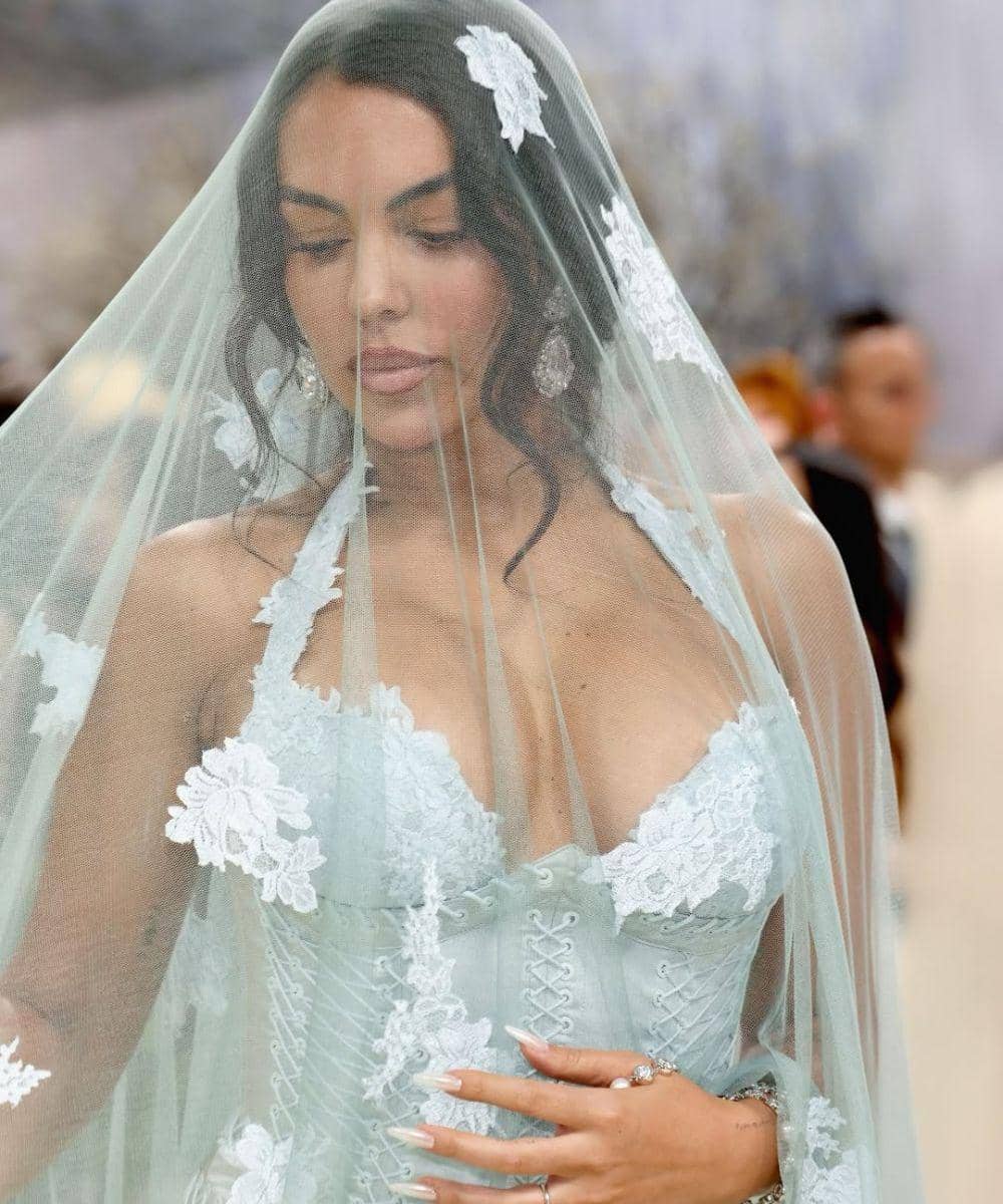 Mewah nan Artistik! 10 Perhiasan Berlian Menawan di Met Gala 2026 12.jpg