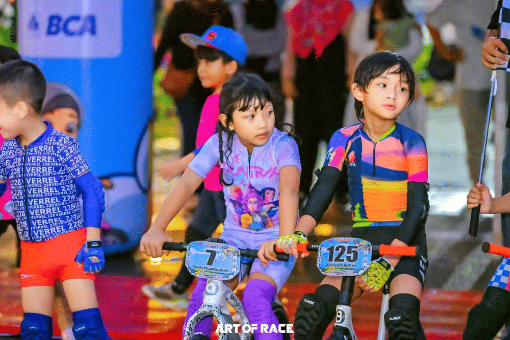 Cipa bersama dengan kontestan pushbike lainnya